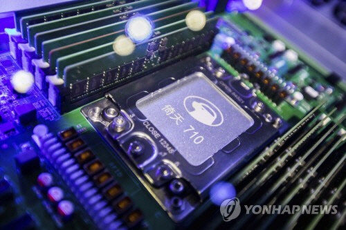 중국 알리바바의 반도체 부문 T-Head가 개발한 서버칩. <AP 연합뉴스>